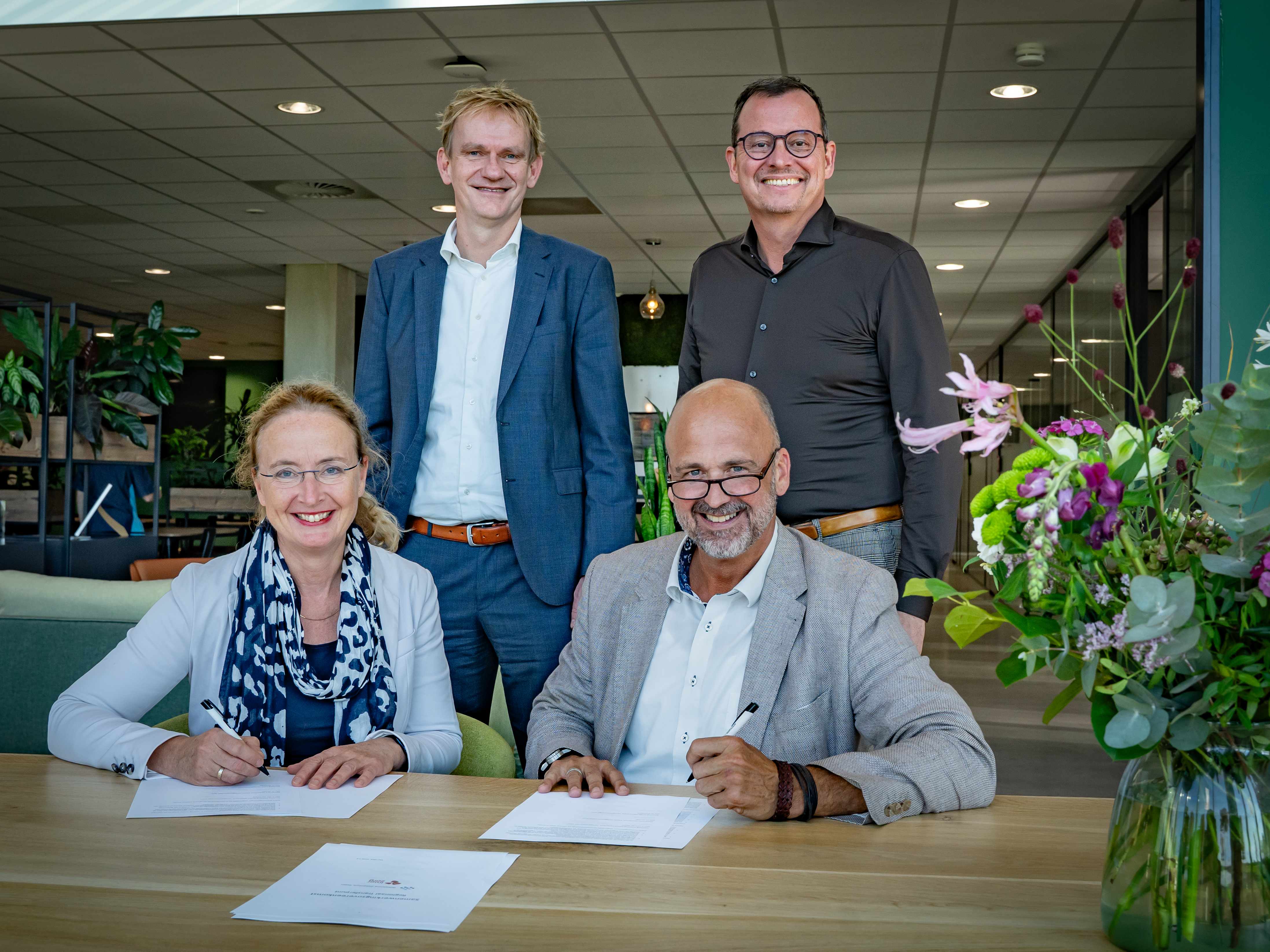 Gia Wallinga, directeur-bestuurder Icare, Peter van der Noord, bestuurder Interzorg, Hans Mulder, bestuurder WZA en Gerben Krewinkel, bestuurder van Zorggroep Drenthe, ondertekenen de samenwerkingsovereenkomst van het Regionaal transferpunt.